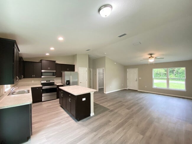 Building Photo - Custom Home - Desirable SW Ocala Neighborhood 3/2/2 **Won't Last**