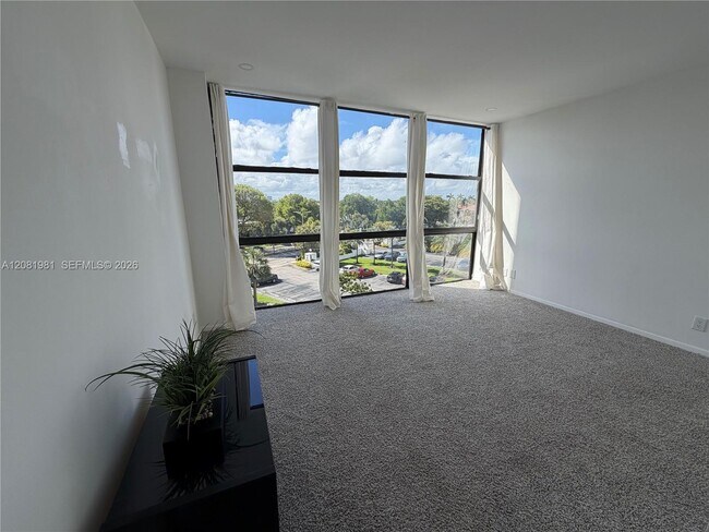Building Photo - 1000 Parkview Dr