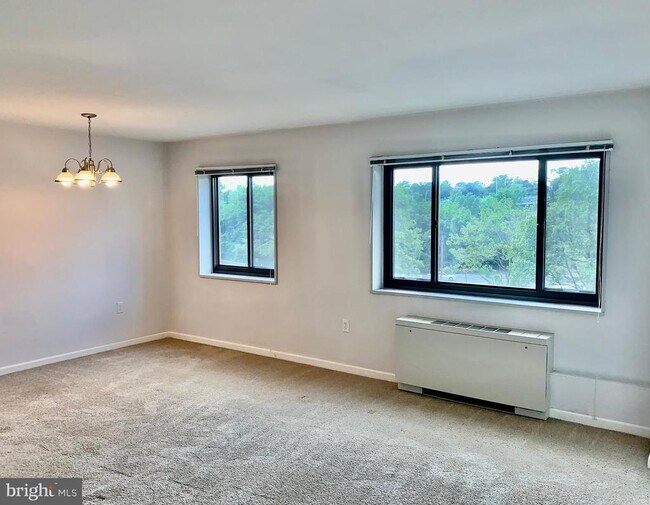 Building Photo - 1300 S Arlington Ridge Rd