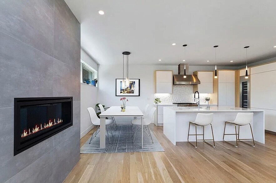Dining area with propane fireplace on main level - 963 Tennyson St