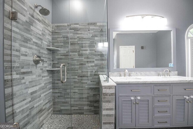 Building Photo - 304 Bridle Path