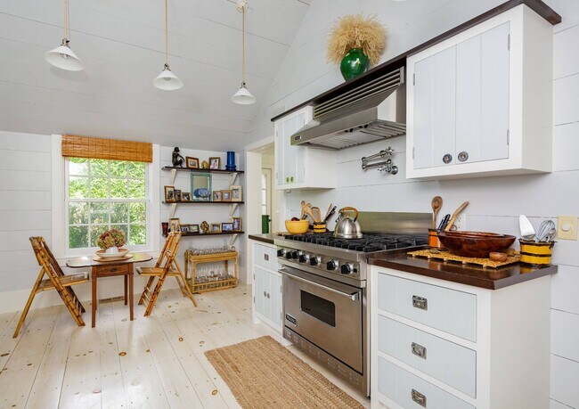 Building Photo - 156 Georgica Rd