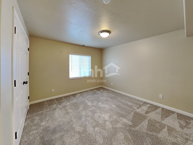 Building Photo - 2313 E 1450 S