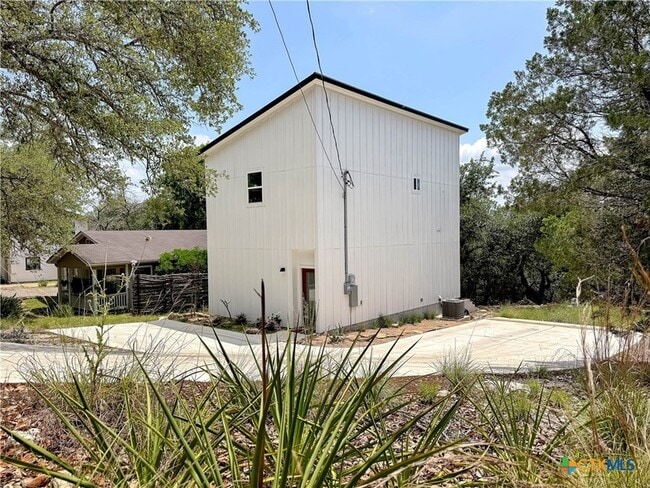 Building Photo - 1200 Willow Dr