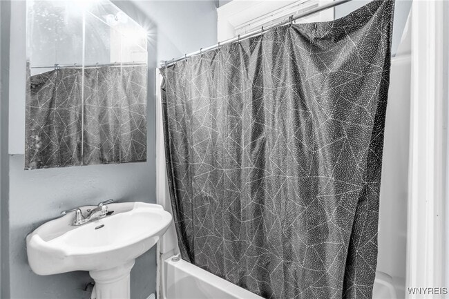 Building Photo - 946 Main St