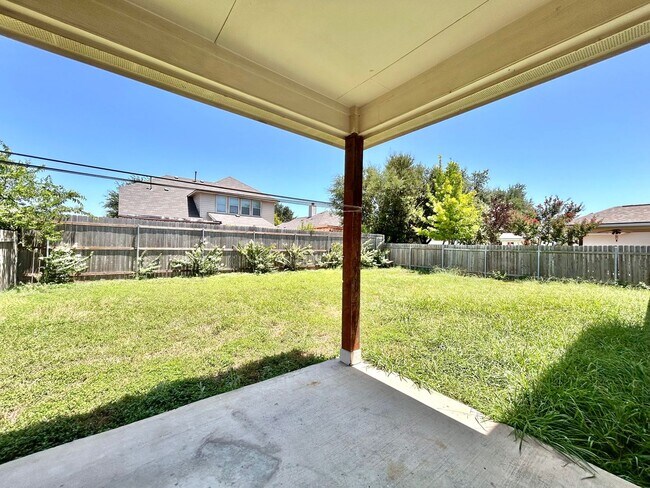 Building Photo - Your Next Home Awaits – Roomy, Bright & Co...