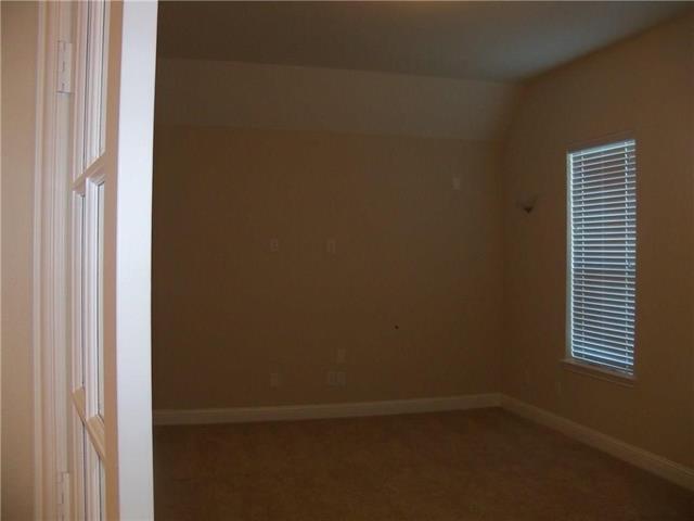 Building Photo - 2560 Valley Glen Dr