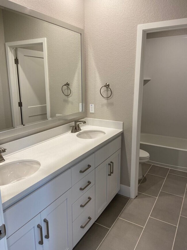 Building Photo - El Dorado Hills  - Saratoga Estates, Gated Community. 4 Bdrm, 3 Bath