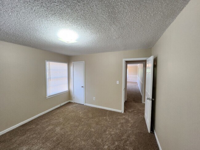 Building Photo - 2427 Young Dr