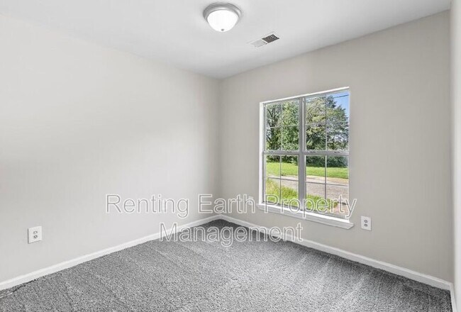 Building Photo - 725B 3rd Ave N