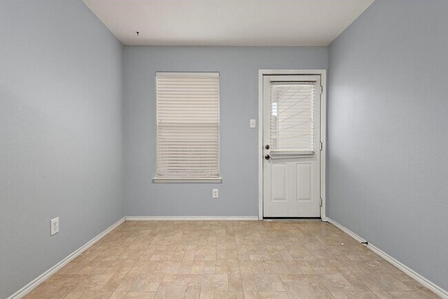 Building Photo - 1614 Wooded Acres Dr