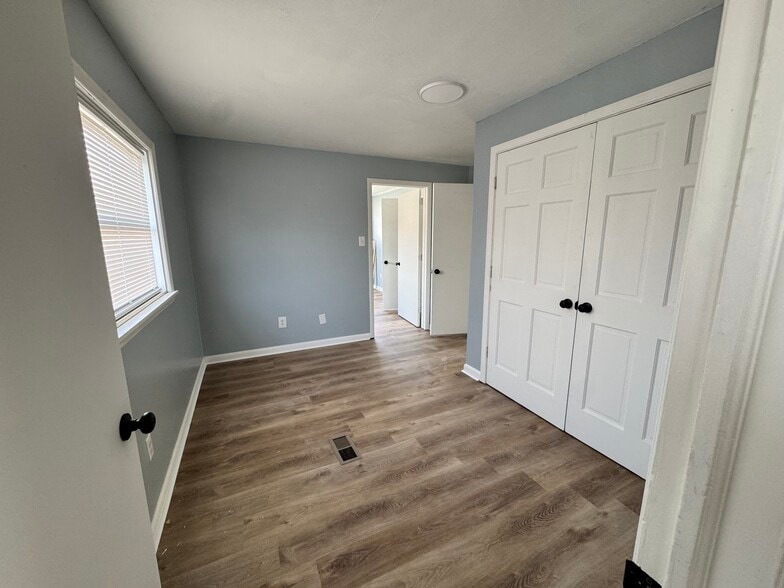 Bonus room with large closet - 105 24th St