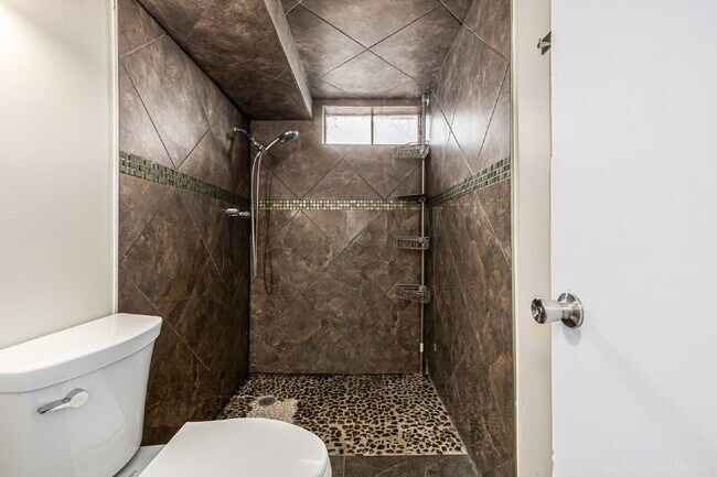 Building Photo - Lovely 5 Bed  / 2 bath in Boston Heights