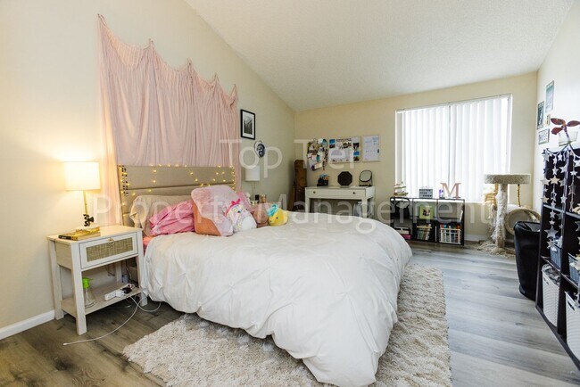 Building Photo - Spacious Top-Floor 1BR Condo with Ocean Vi...
