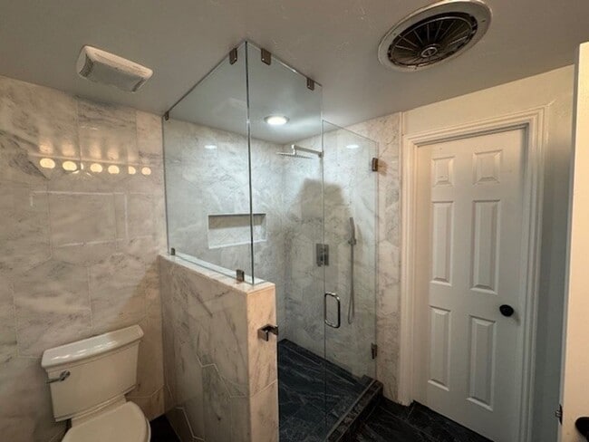 Building Photo - Beautifully Renovated 2-Bedroom Home in Tr...
