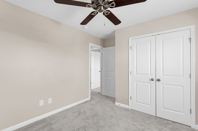 Building Photo - Convenient Location with Modern Amenities