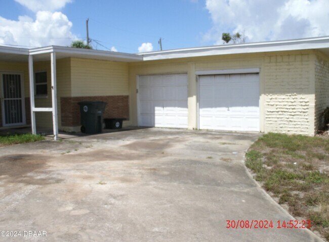 Building Photo - 2537 Coral Way W