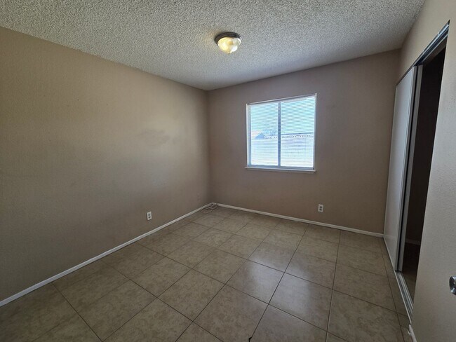 Building Photo - 3 Bedroom Home off of Hollywood– Now Offer...