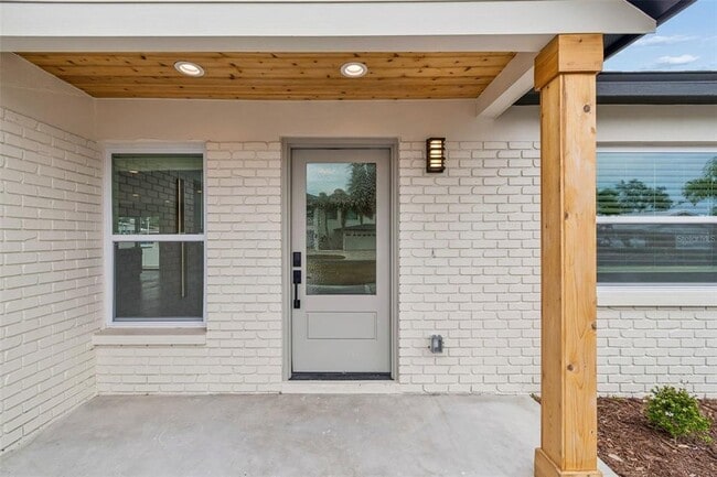 Building Photo - 3921 Versailles Dr