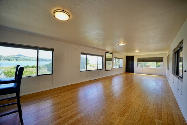 Building Photo - 315 E Strawberry Dr