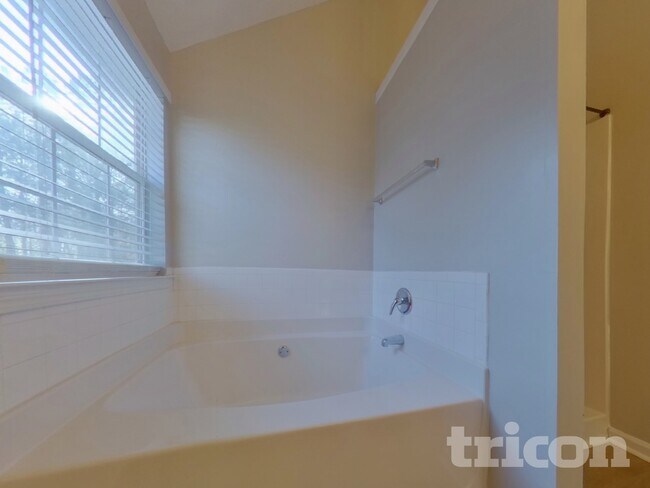 Building Photo - 138 Birchfield Way