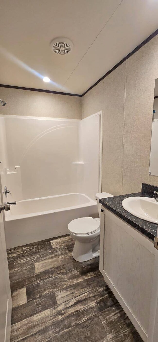 Building Photo - 2128 S Riverside Dr