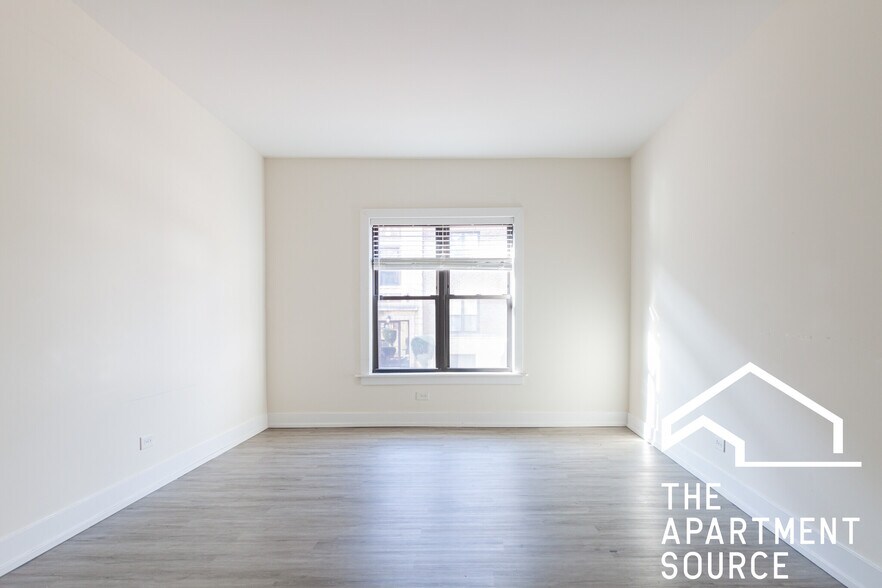 Building Photo - 828 W Waveland Ave