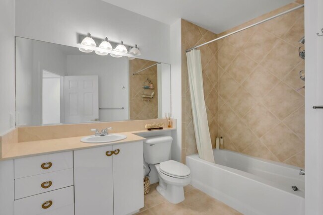 Building Photo - 806 E Windward Way