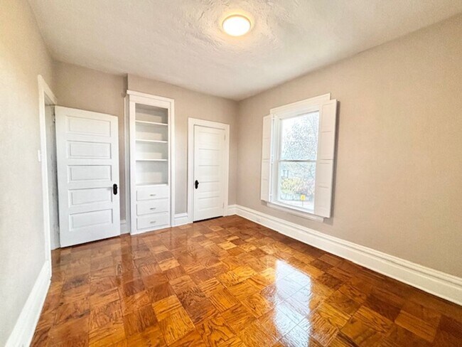 Building Photo - 732 8th St