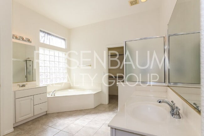 Building Photo - Stunning 2-beds, 2-baths home located in t...