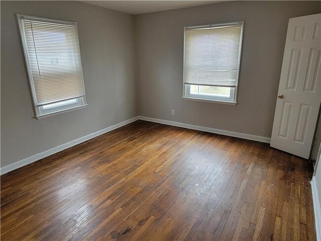 Building Photo - 2983 E Moreland Dr