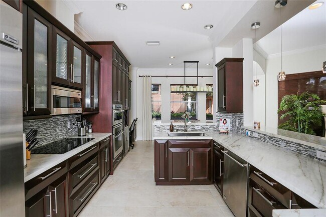Building Photo - 5522 46th Ct W