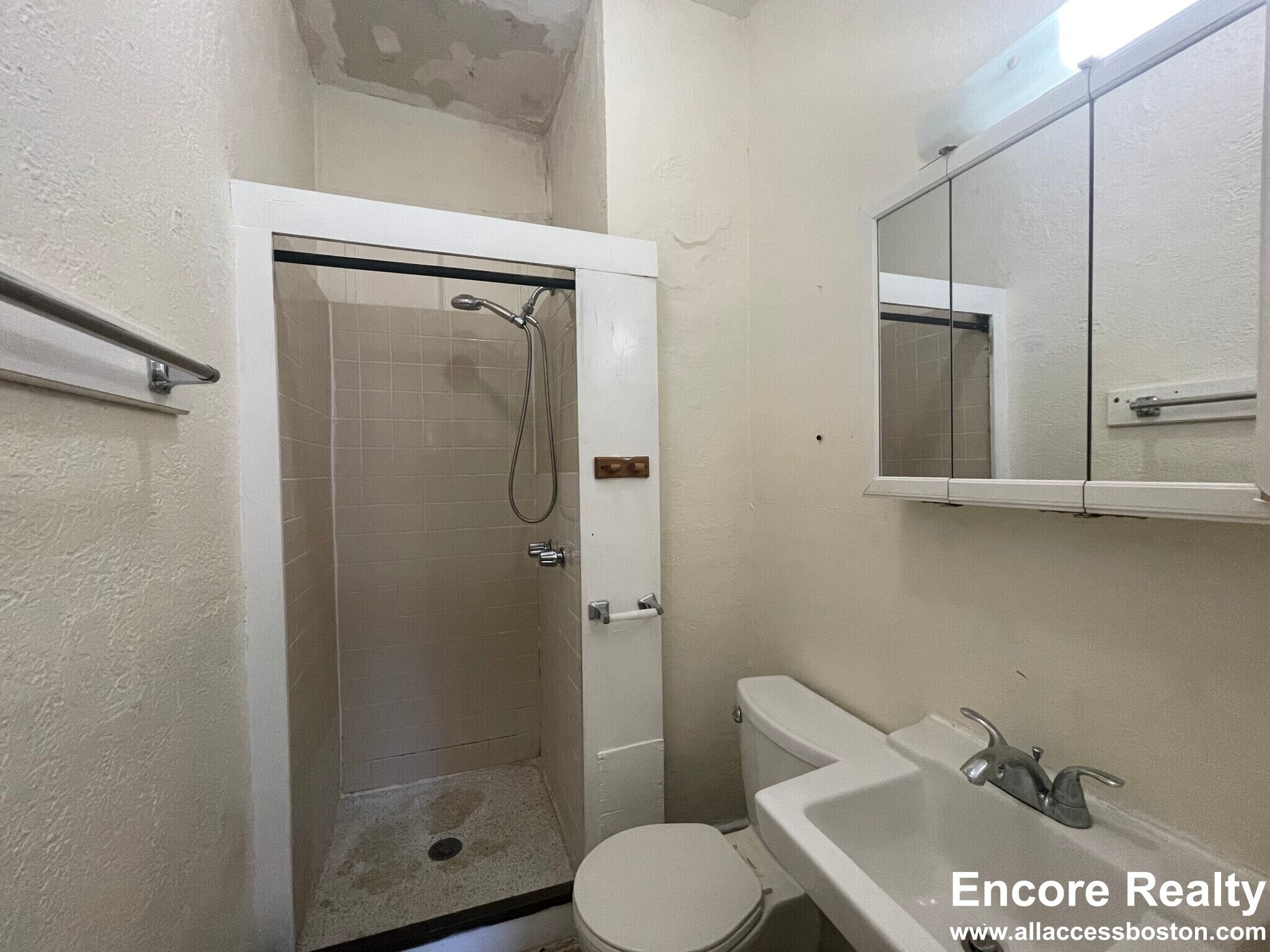 Building Photo - 40 Anderson St