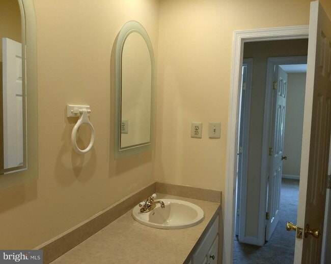 Building Photo - 72 Colonial Dr