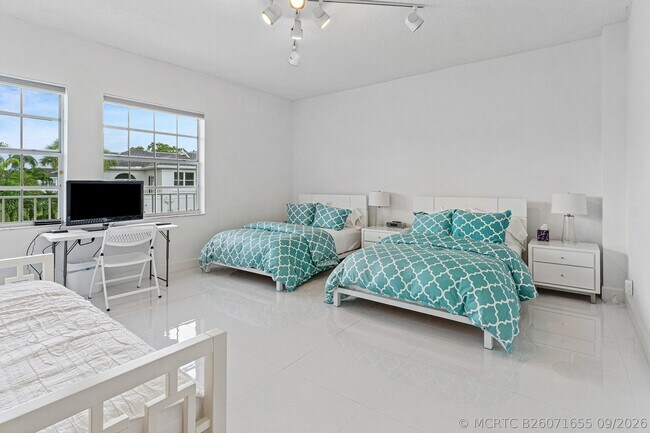 Building Photo - 5190 Lake Catalina Dr