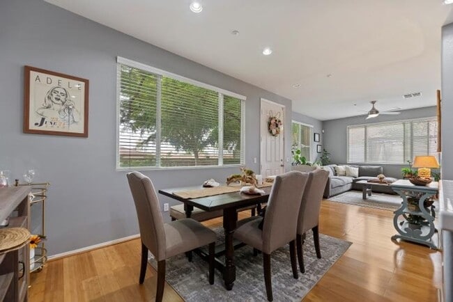 Building Photo - Beautiful 3 bedroom townhouse available fo...