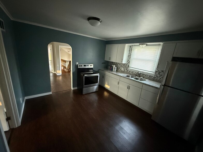 Building Photo - 1035 Durfee Ave