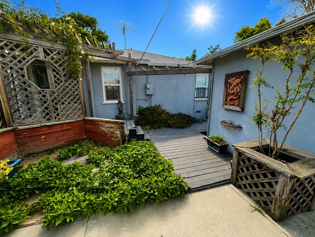 Building Photo - Charming Midtown Ventura Home