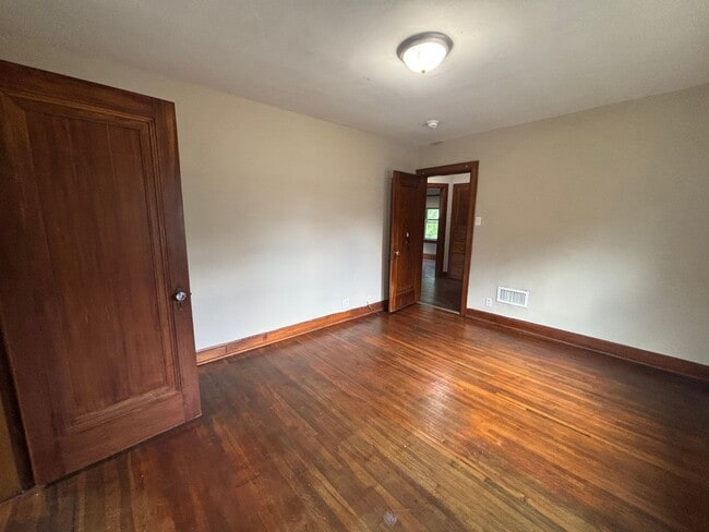 Building Photo - 516 Wrexham Ave