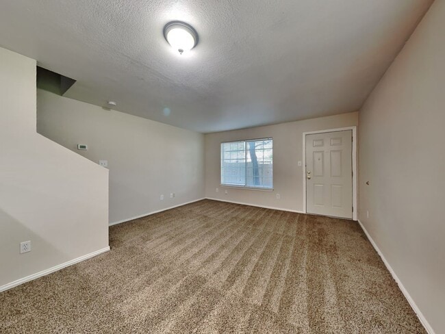 Building Photo - ONE MONTH FREE RENT! CALL NOW!