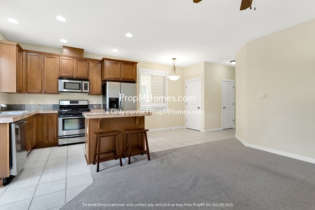 Building Photo - Spacious Three-Bedroom Condo Awaits in Des...