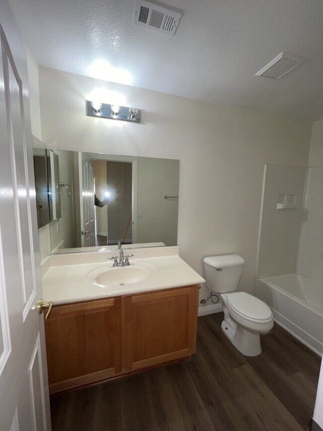 Building Photo - SPACIOUS 3-BEDROOM 2 1/2 BATH TOWNHOME IN GATED COMMUNITY