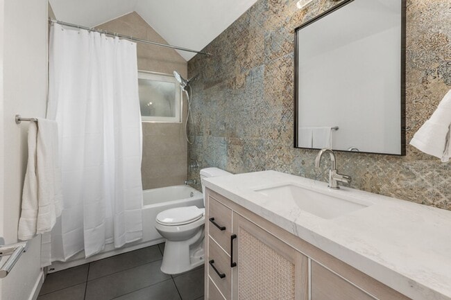 Building Photo - NEW Remodeled and furnished, 4 bed 3 bath available September 2026 to May 2027