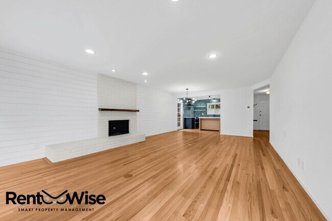Building Photo - 315 Crestmont Dr