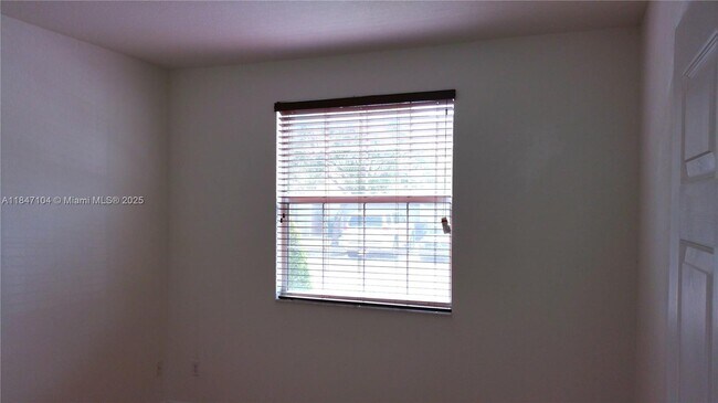 Building Photo - 916 SW 147th Ave