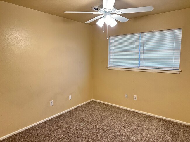 Building Photo - Super cute 3 bed, 2 bath!!
