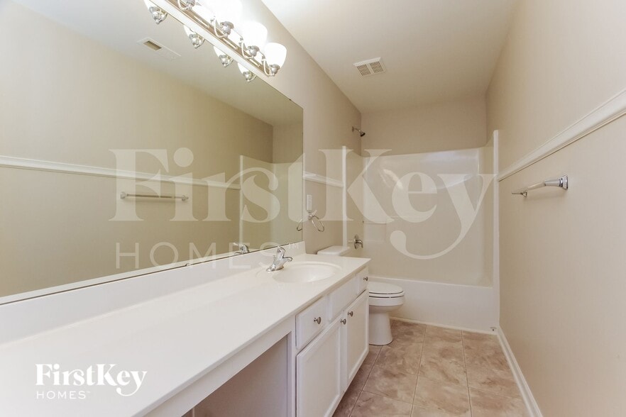 Building Photo - 2336 Equestrian Dr