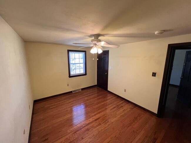 Building Photo - 33 Meadowbrook Dr