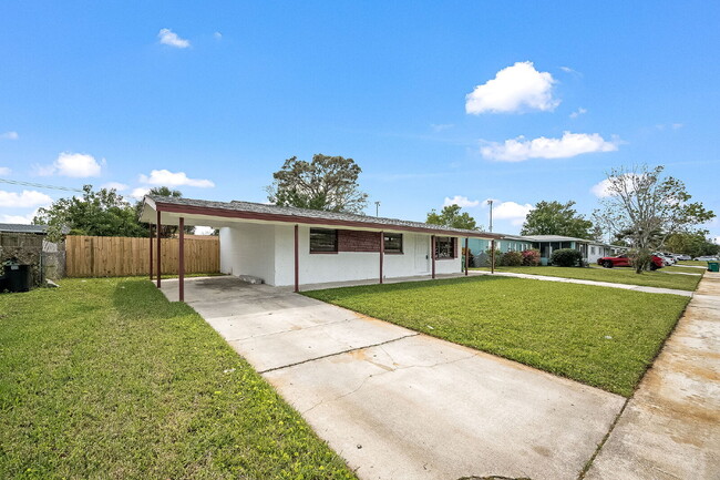 Building Photo - 3 bedrooms with a large fenced yard in Mel...