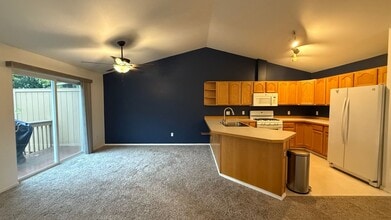 Building Photo - 3 Bed, 2 Bath Townhouse Between Elmore and...
